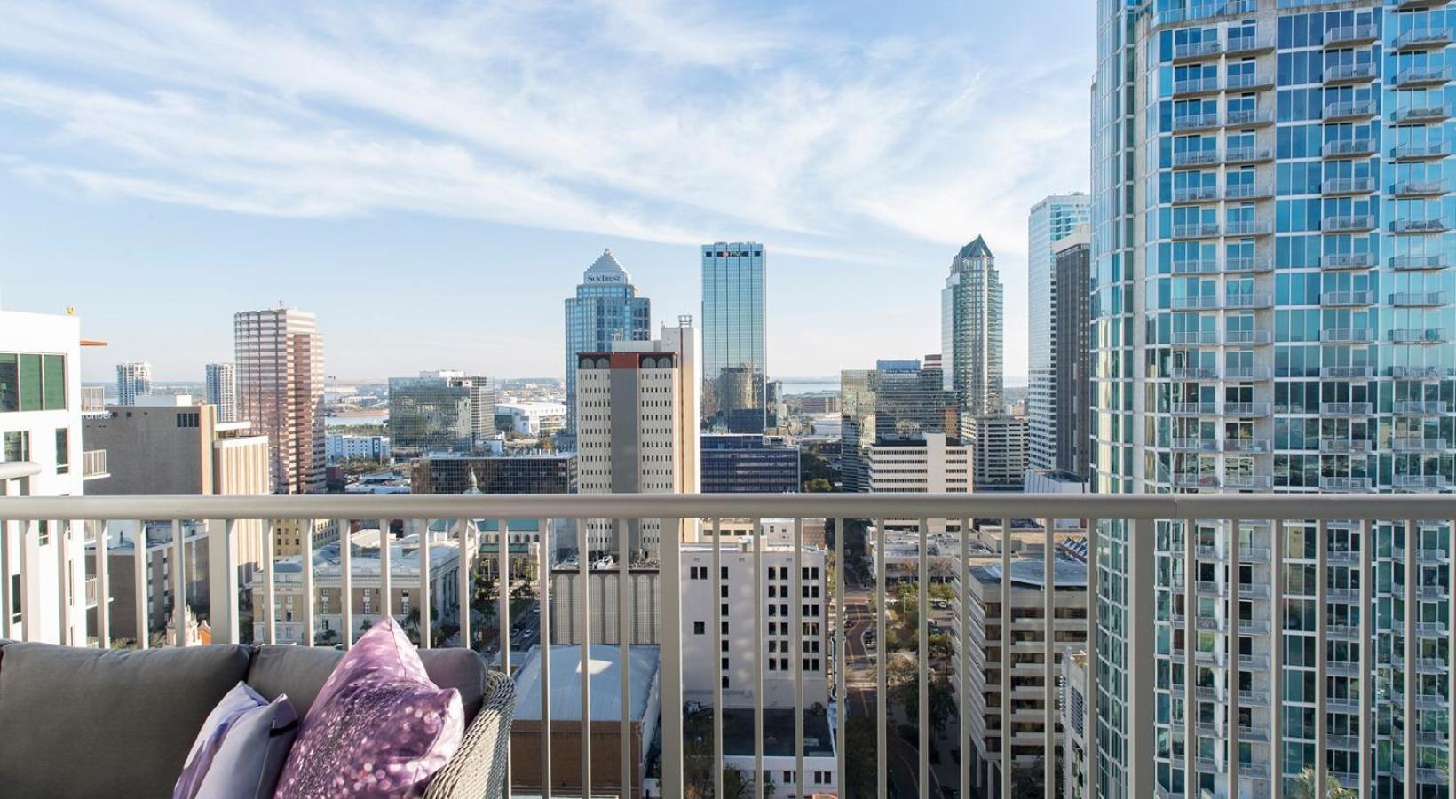 1br Oasis In Downtown W Balcony & Views Apartment