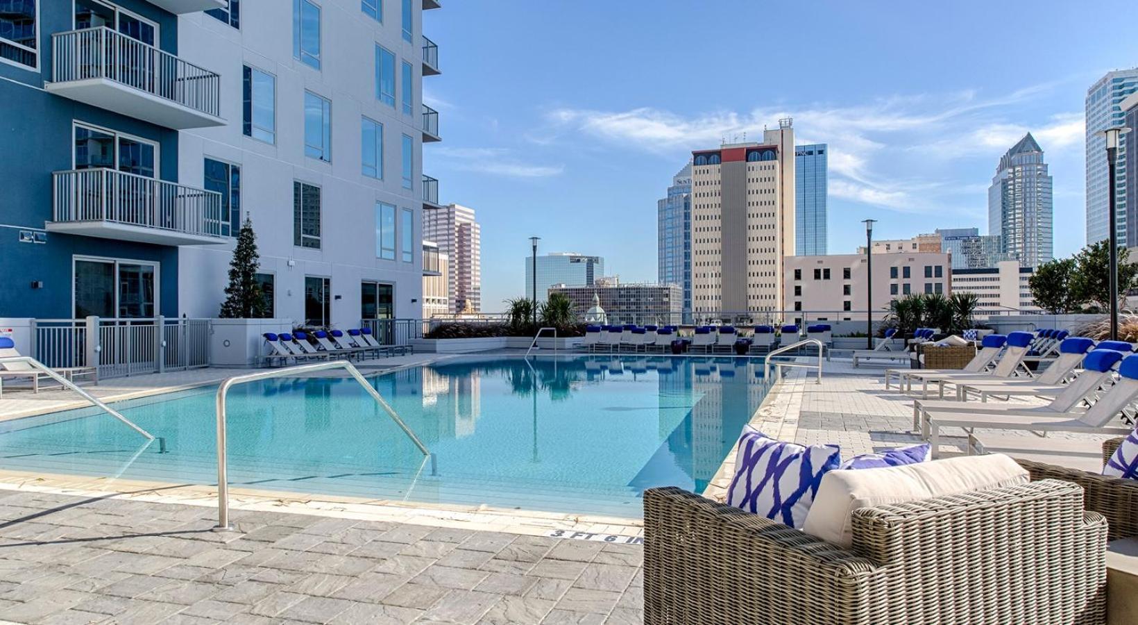 Apartment 1br Oasis In Downtown W Balcony & Views