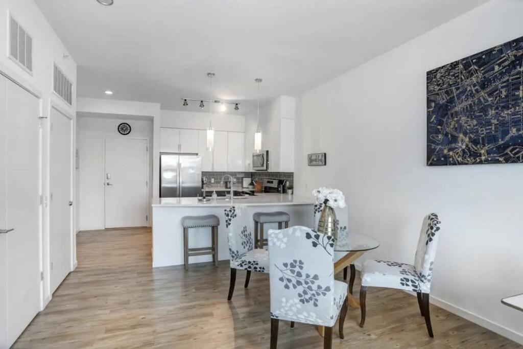1br Oasis In Downtown W Balcony & Views Apartment *