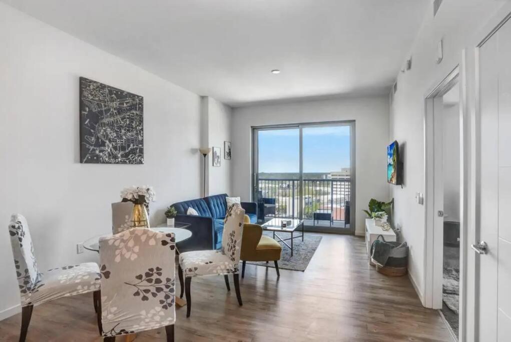 Apartment 1br Oasis In Downtown W Balcony & Views